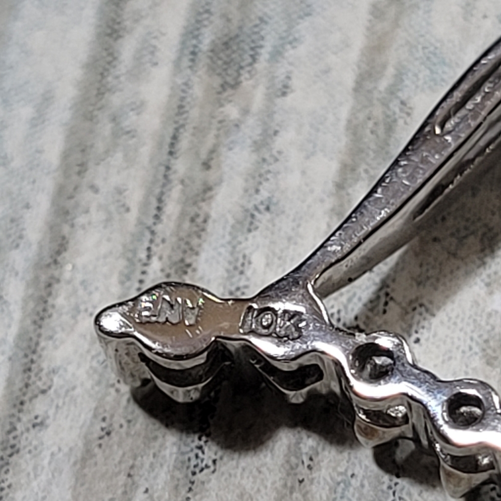 10K White Gold Open Heart Pendant. - Picture 4 of 9